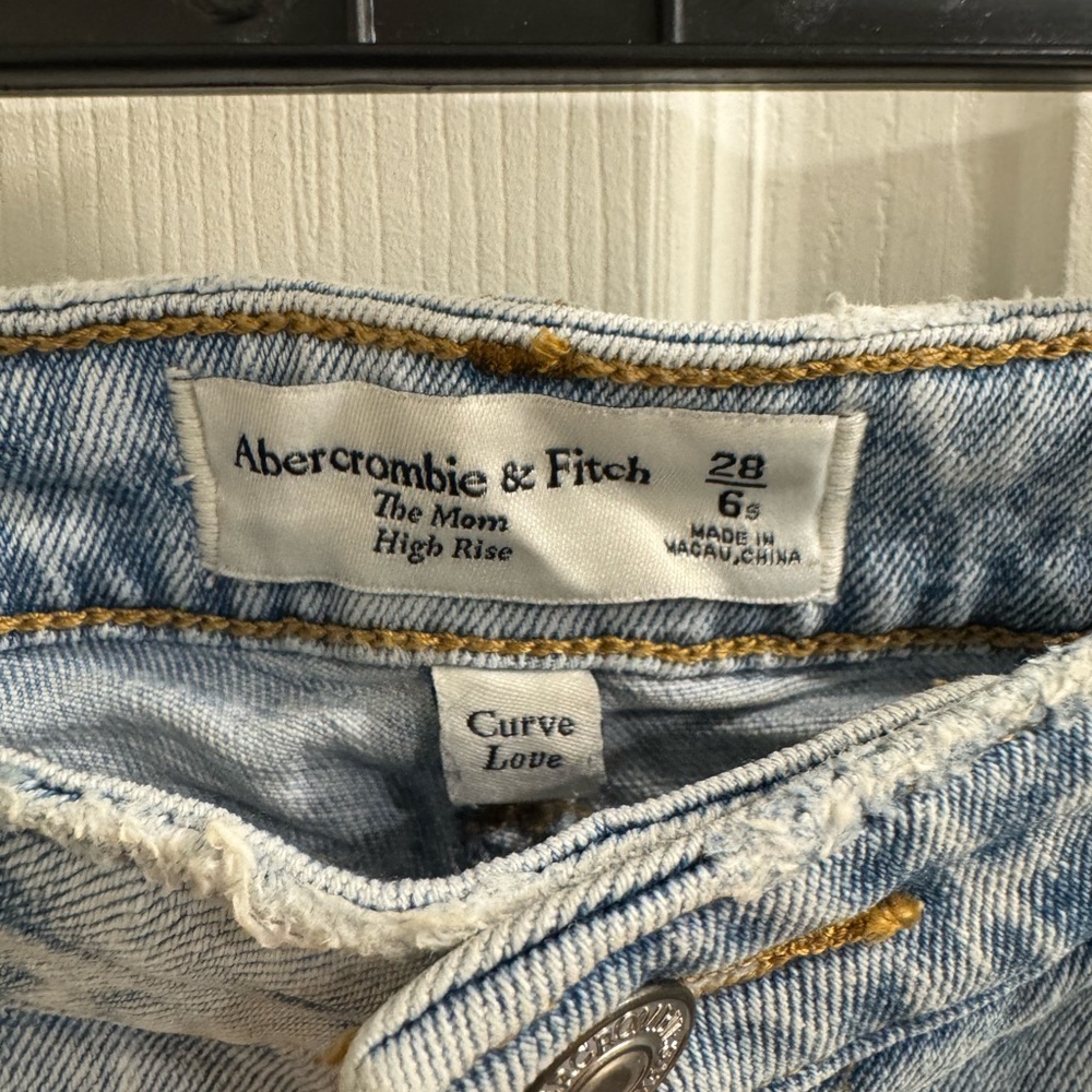 Abercrombie & Fitch Mom High Rise Ripped Jeans - Picture 3 of 3